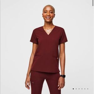 Figs scrub top- Casma Three Pocket. Medium. Burgundy